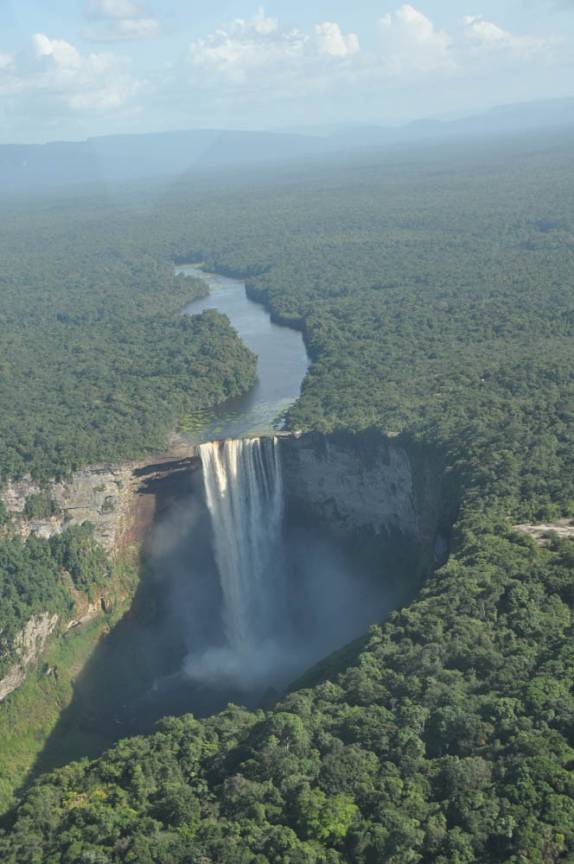 Sobrevoando a magnífica Kaiteur Falls, na Guiana